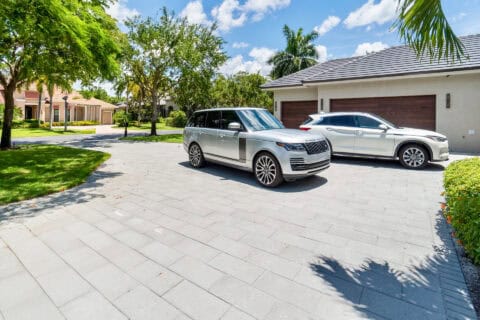 beatiful florida home with paved paved driveway